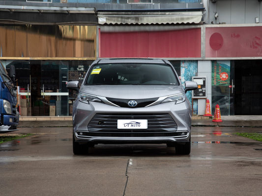 MPV Toyota Sienna de segunda mão com motor de aspiração natural e faróis LED