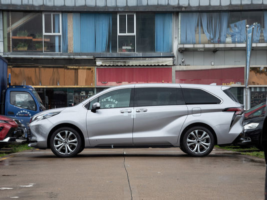MPV Toyota Sienna de segunda mão com motor de aspiração natural e faróis LED