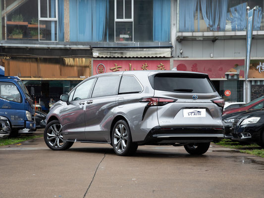MPV Toyota Sienna de segunda mão com motor de aspiração natural e faróis LED