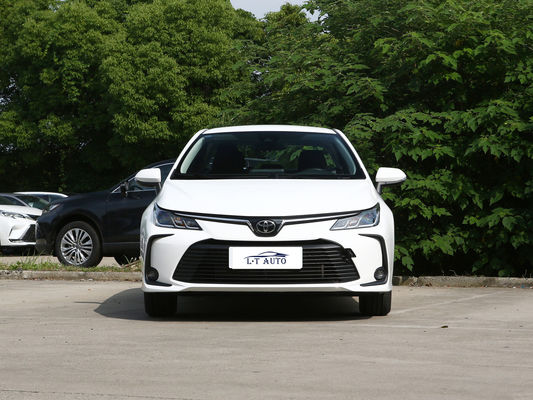 Veículo elétrico híbrido acessível e Toyota Corolla