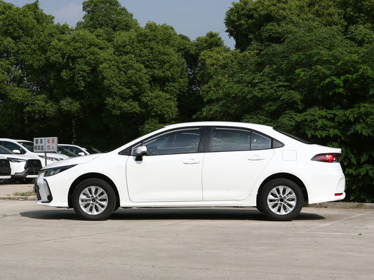 Veículo elétrico híbrido acessível e Toyota Corolla
