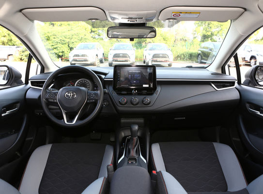 Veículo elétrico híbrido acessível e Toyota Corolla