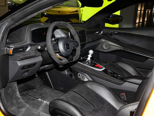 Lotus Emira A combinação perfeita de desempenho e estilo em um 2 2 Supercar