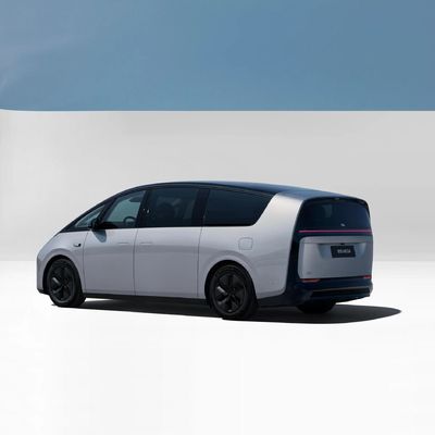 Lixiang Mega 7 lugares MPV 4WD Carro elétrico puro com 400kW Potência máxima 5350x1965x1850